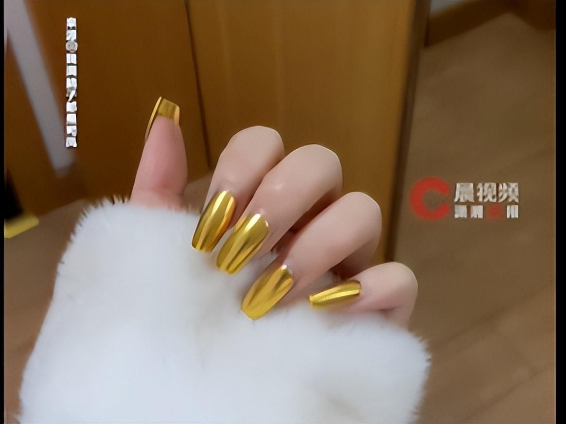 乐鱼网页版-女子用20g黄金打造新年美甲，称用自己穿戴甲定做的，最新回应：是真金，过年就要装一把