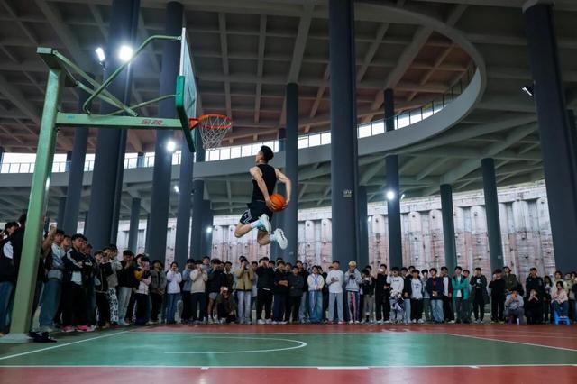 乐鱼电竞-重庆移通学院邀CBA草根扣篮王矣进宏等名将 带来“零距离”篮球盛宴